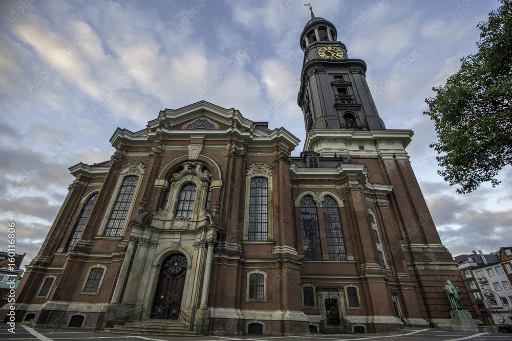 Berühmte Kirche in Hamburg im Sonnenaufgang an einem bewölkten Morgen Berühmte Kirche in Hamburg im Sonnenaufgang an einem bewölkten Morgen