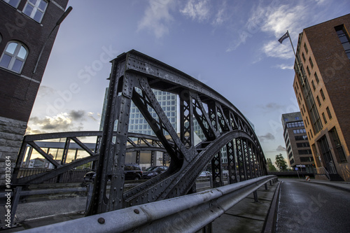 Stahlträger einer Brücke in Hamburg © parallel_dream