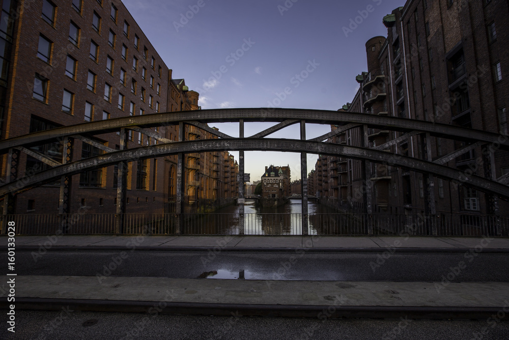 Stahlträger einer Brücke über einen Kanal in Hamburg Stahlträger einer Brücke über einen Kanal in Hamburg