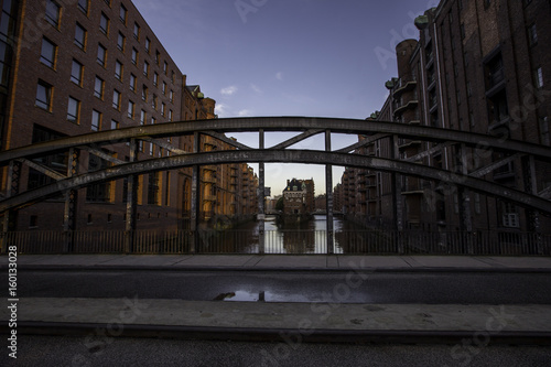 Stahlträger einer Brücke über einen Kanal in Hamburg