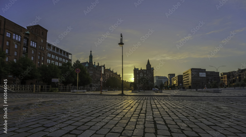 Sonnenaufgang über einer Straße in der Hamburger Hafencity
