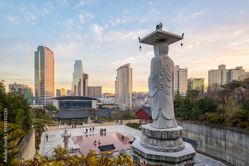 Fototapeta premium Miasto Seul z zachodem słońca w Korei Południowej