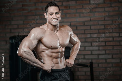 Strong bodybuilder man at the gym © antondotsenko