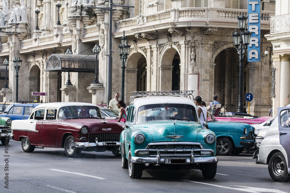 Altstadt mit Theater und Straßenkreuzer in Havanna.