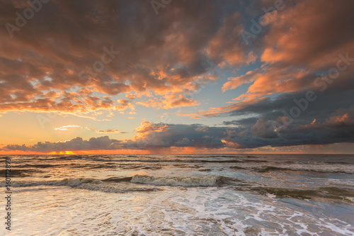 Canvastavla Beatiful sunset with clouds over sea and beach
