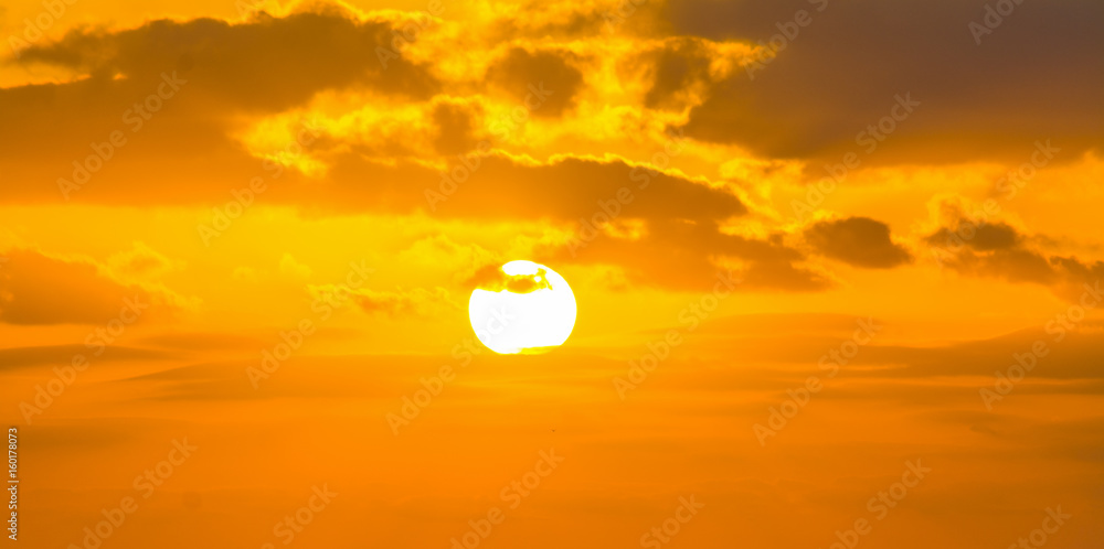 Obraz premium Sun shining through the clouds at sunset