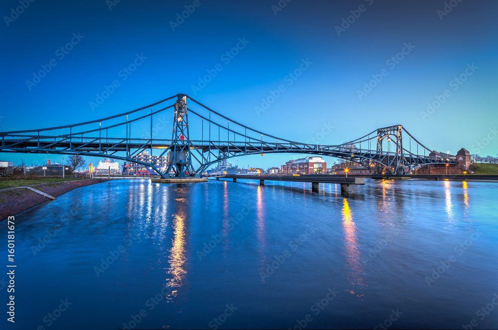 Obraz premium Kaiser-Wilhelm-Brücke am Abend