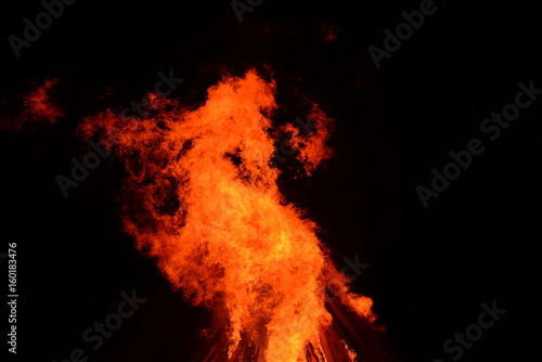 Feuerdrache, wild loderndes Feuer vorm Nachthimmel