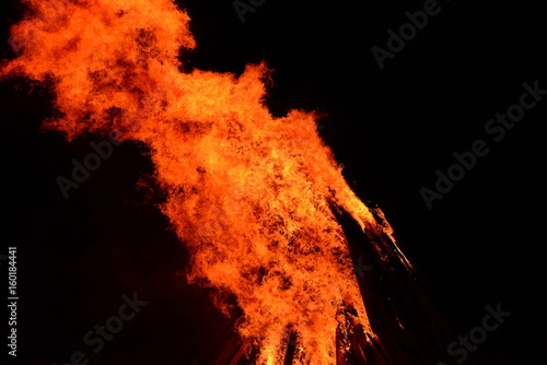 Feuersbrunst, lodernde Flammen vorm Nachthimmel