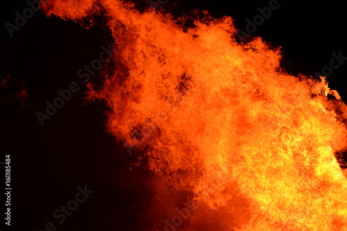 Inferno, gewaltiges Feuer vorm Nachthimmel