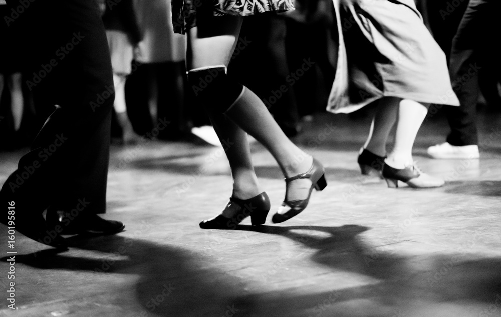 Obraz premium Sala balowa z swingowymi nogami tancerzy