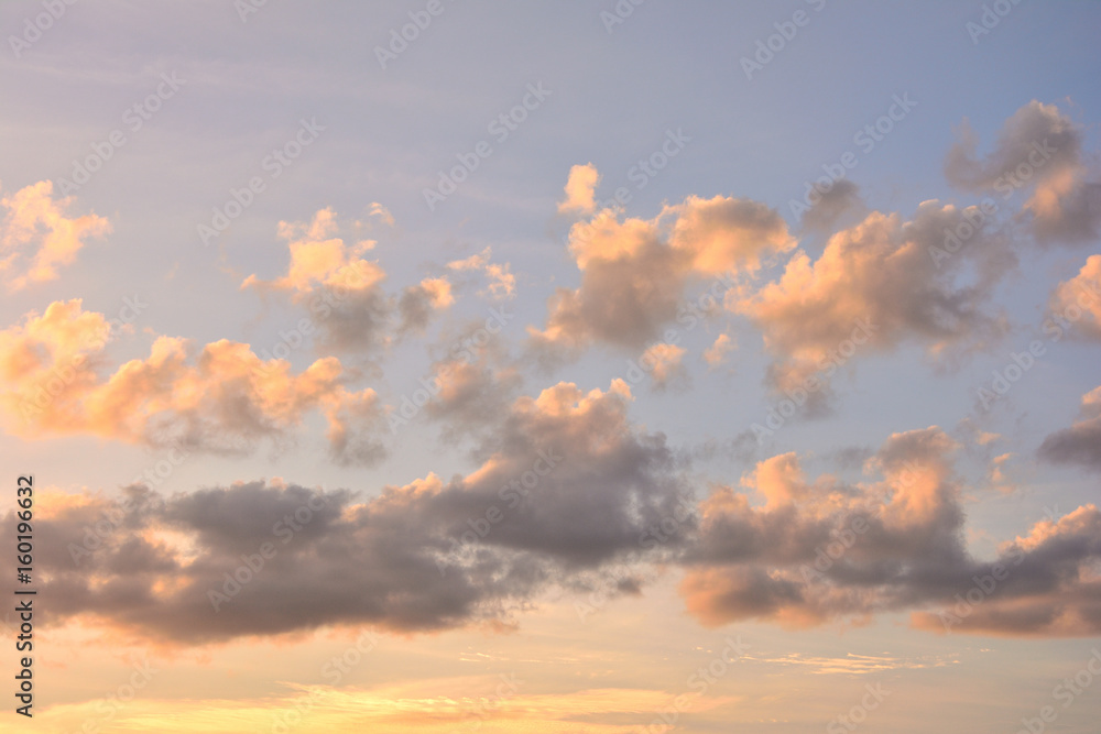 Obraz premium Colorful cloud on blue sky background with sunrise.