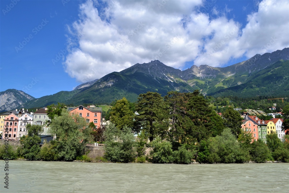 Fluss in Tirol mit Berglandschaft