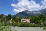Inn mit Berglandschaft in Innsbruck
