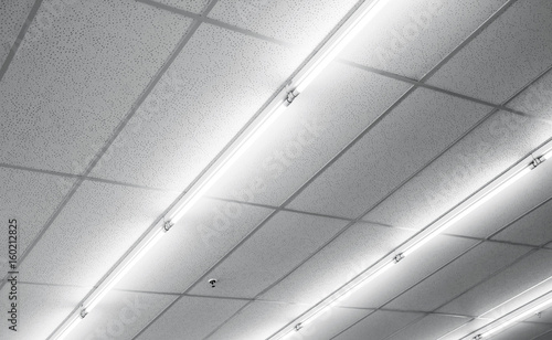 Foto Warm white fluorescent or neon light on ceiling