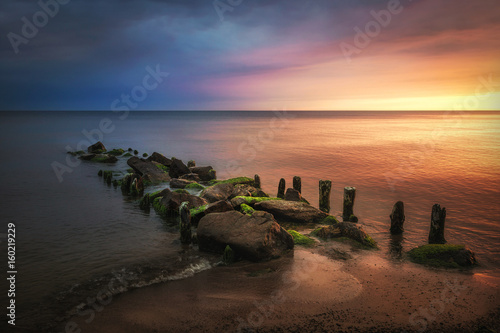 Fototapeta Kamienne molo nad morzem
