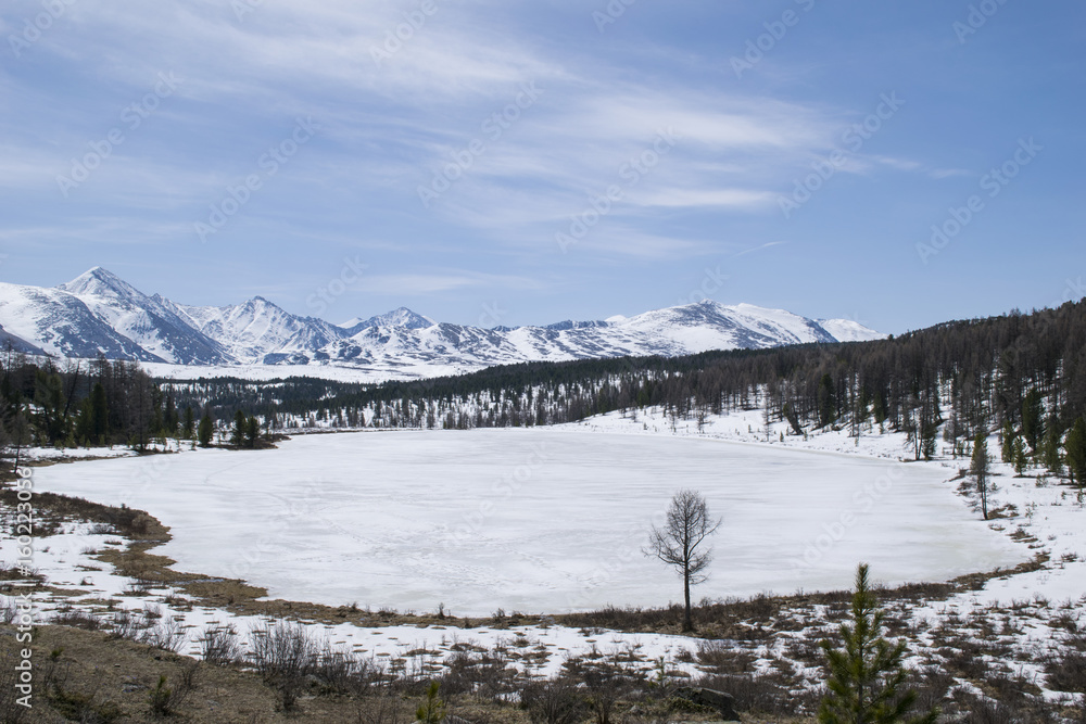 Wallpaper winter lake in the Altai mountains Wallpaper winter lake in the Altai mountains