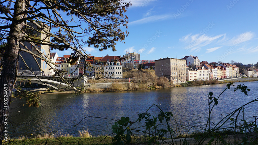 Stadt am Fluss/Blick auf die Neiße und Zgorzelec, den polnischen Teil von Görlitz in Sachsen, blauer Himmel und weiße Wolken.