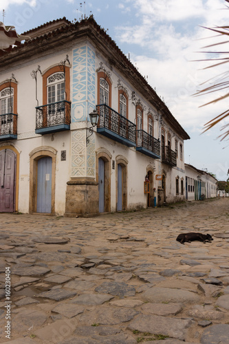 Hund Kopfsteinpflaster in Paraty, Brasilien