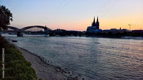 Köln. Sonnenuntergang am Rhein 