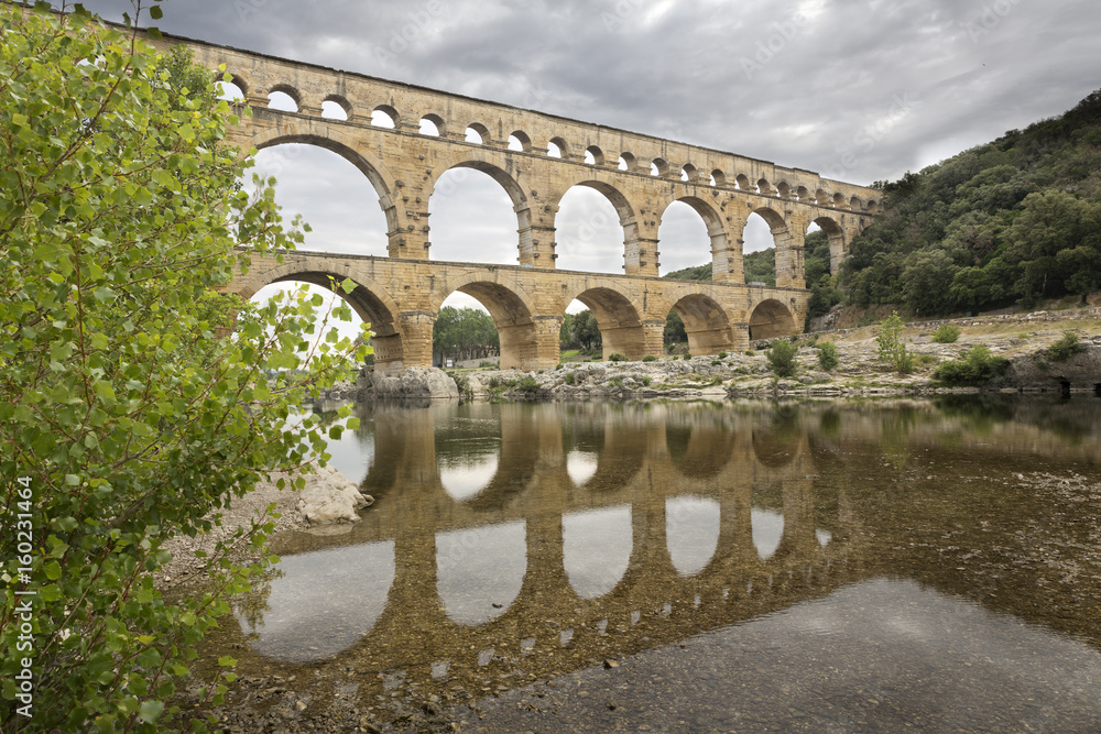 Pont du Gard in Frankreich mit Wasserspiegelung