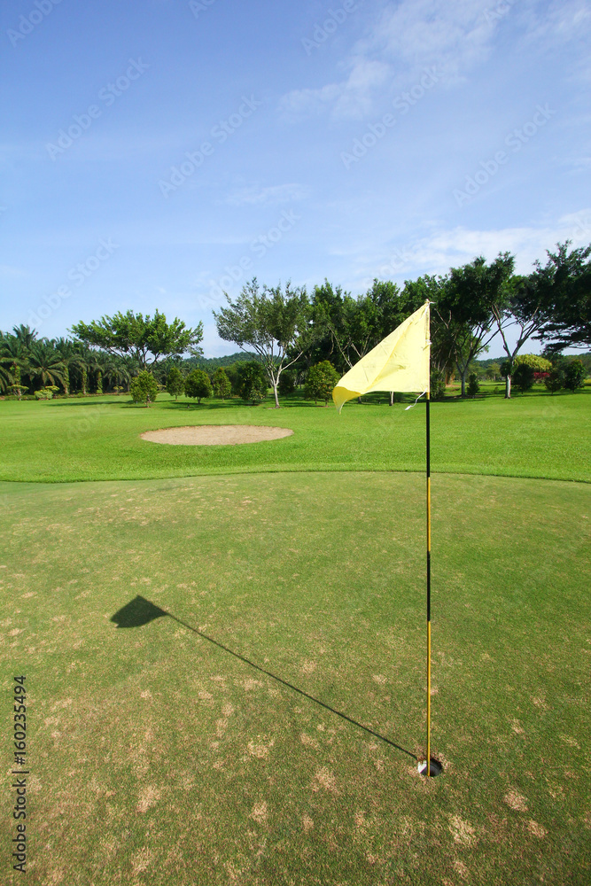 Obraz premium Yellow flag marker on gold course