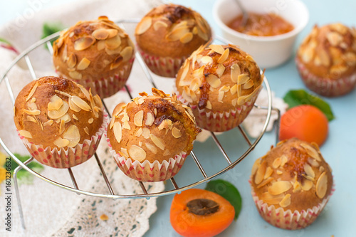 Tapety artystyczne Apricot muffins with sliced almonds