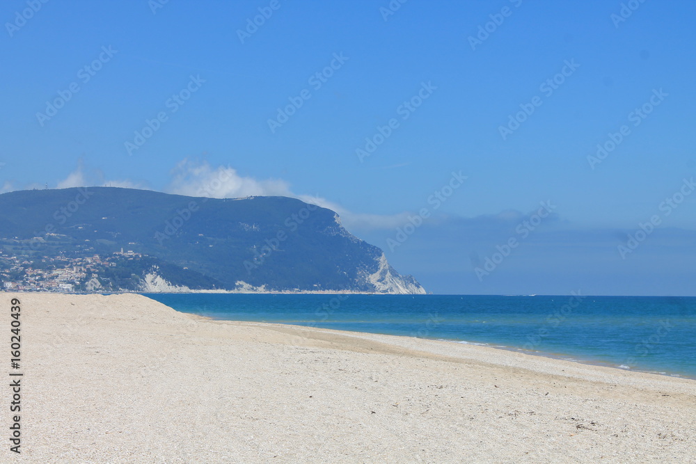 Felsen am Mittelmeer vor Arcona in Italien Felsen am Mittelmeer vor Arcona in Italien