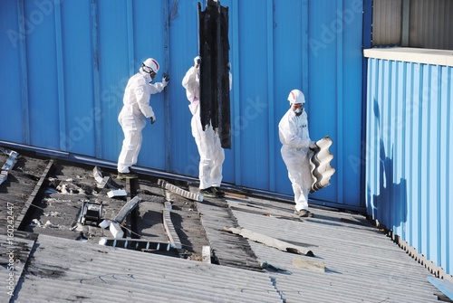 Trabajadores de amianto retiran tejado de fibrocemento en Alava (España)