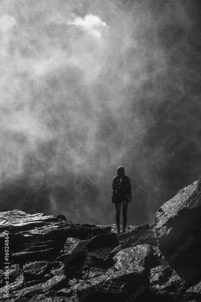 Obraz premium Frau am Wasserfall