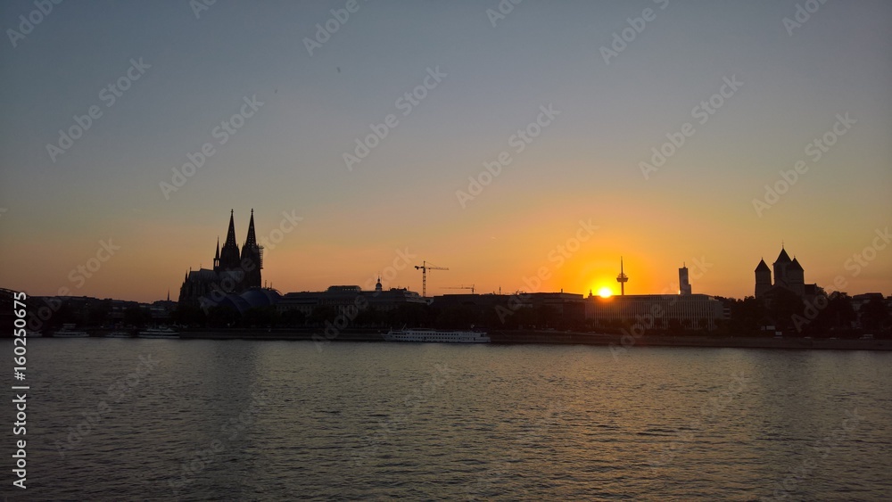 Sonnenuntergang. Köln am Rhein 