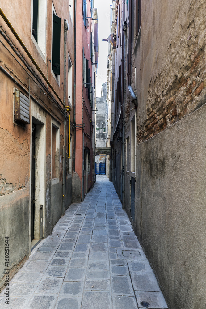 Obraz premium Venice, Veneto / Italy- May 20, 2017: Typical narrow alley of Venice called 