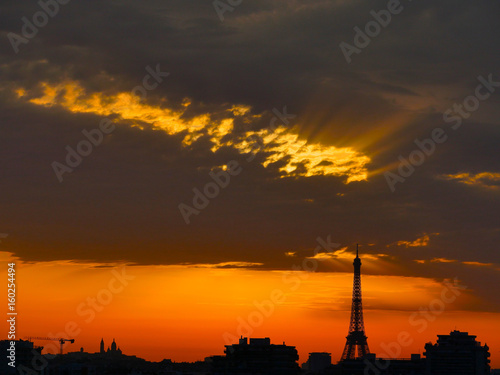 soleil se leve sur paris et la tour eiffel © franz massard