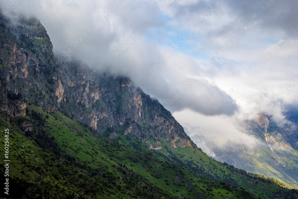 Горный пейзаж, красивый вид на живописное ущелье в облаках, пасмурная погода, природа Северного Кавказа