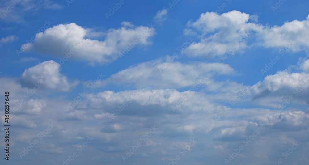 Ciel d'été nuageux Ciel d'été nuageux