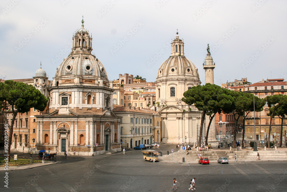 Iglesia de Santa María di Loreto y Columna de Trajano, Roma, Italia
