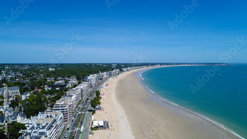 Photo aérienne de la plage de La Baule en Loire Atlantique, France © altitudedrone