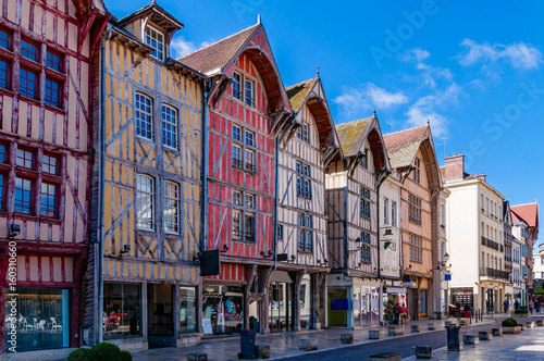 Einkaufsstraße mit Fachwerkhäusern in Troyes; Frankreich  photo