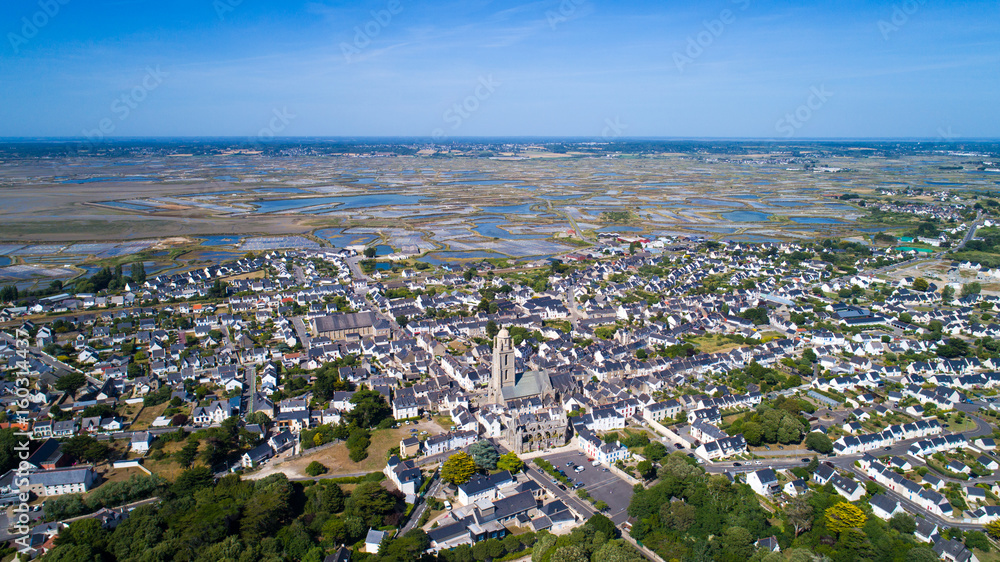 Fototapeta premium Photographie aérienne de la ville de Batz sur Mer et des marais salants de Guérande, France