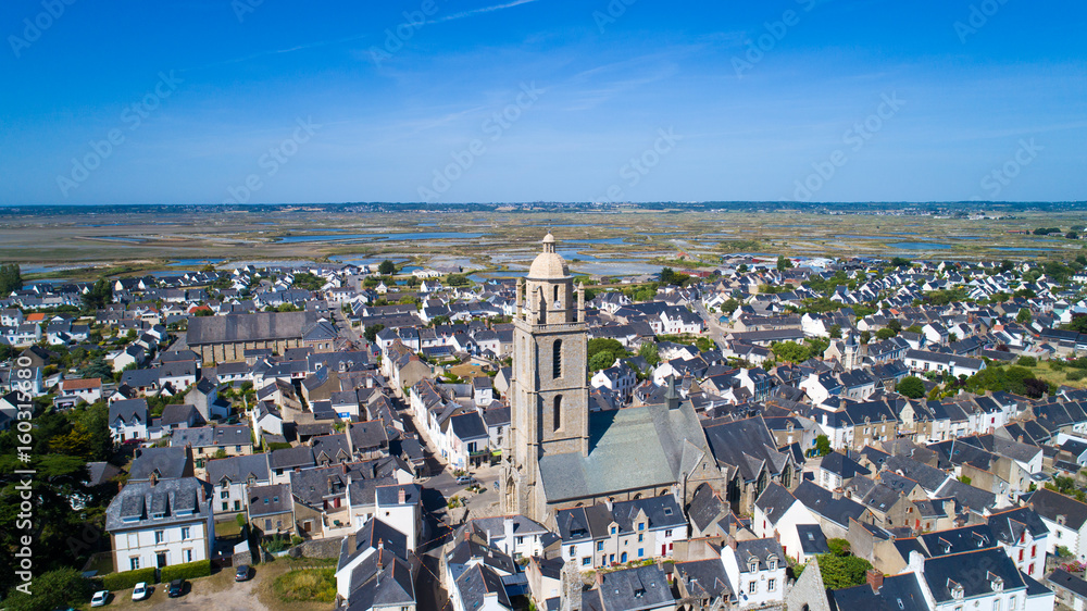 Vue aérienne de Batz sur Mer et de l'église Saint Guénolé en Loire Atlantique, France