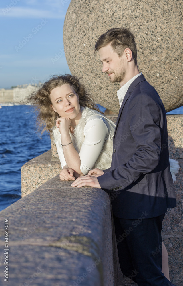 Obraz premium Young couple on the waterfront