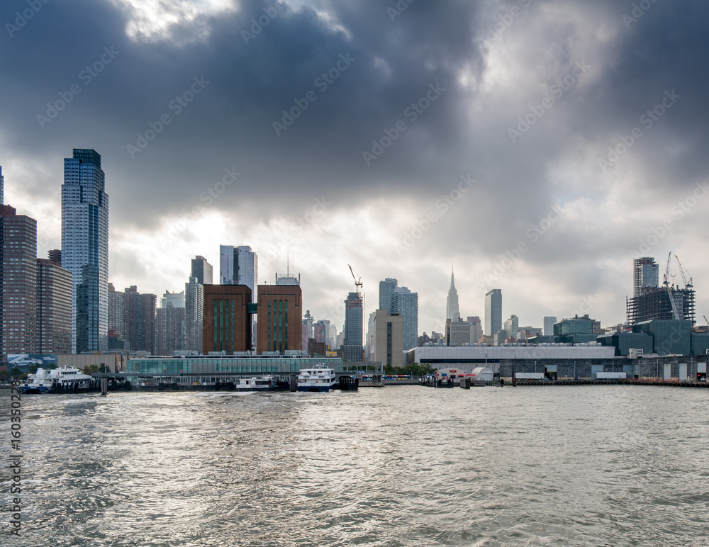 Obraz premium Clouds in sky above New York city skyline, New York, USA.