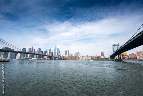 Fototapeta Naklejka Na Ścianę i Meble -  View towards city skyline with Manhattan Bridge, New York City, USA.