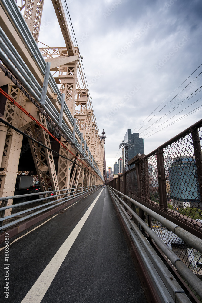 Obraz premium Widok wzdłuż mostu Queensboro, Nowy Jork, Nowy Jork, USA.