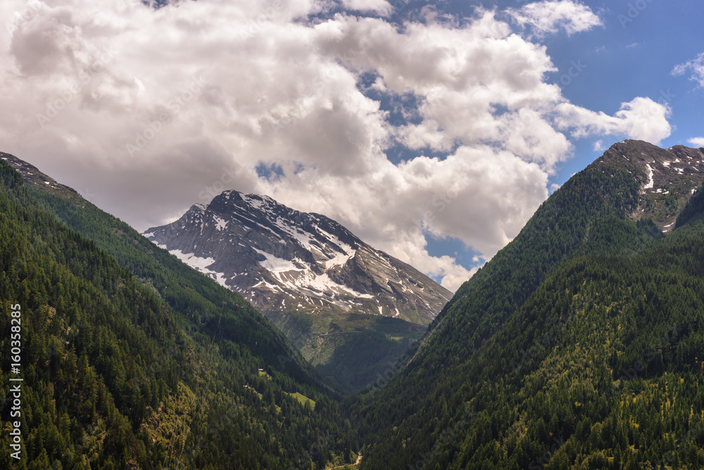Obraz premium Scenic view of the swiss alps near the italian border.