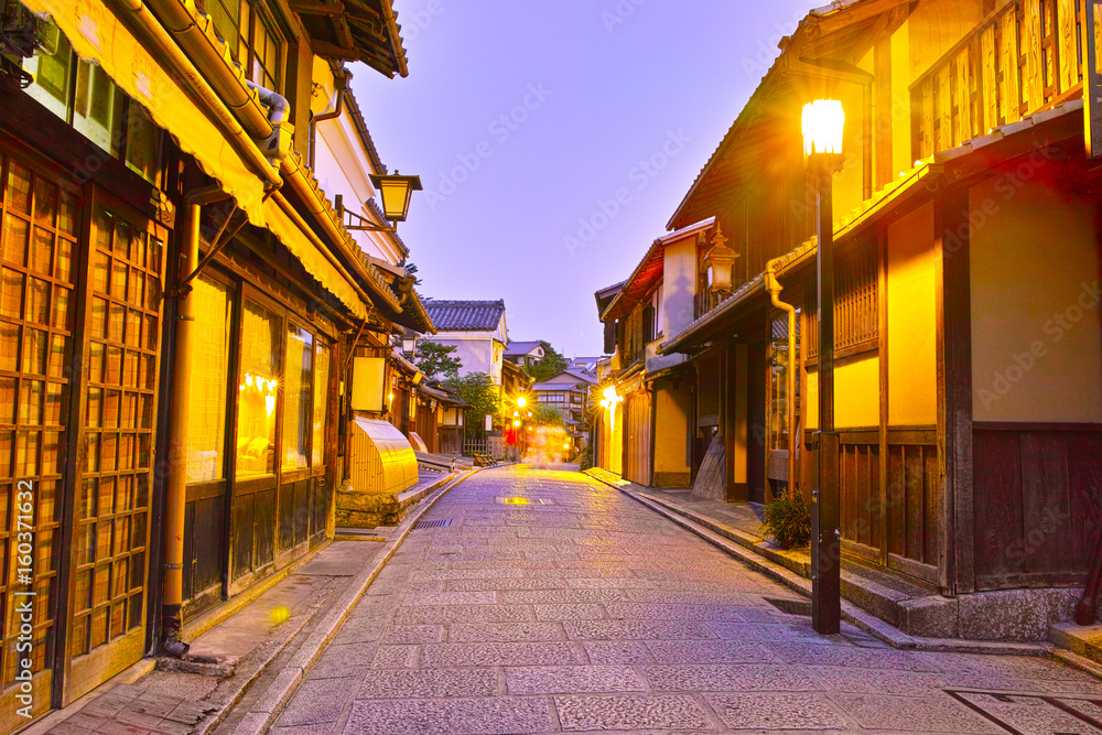 京都　夜の八坂通り