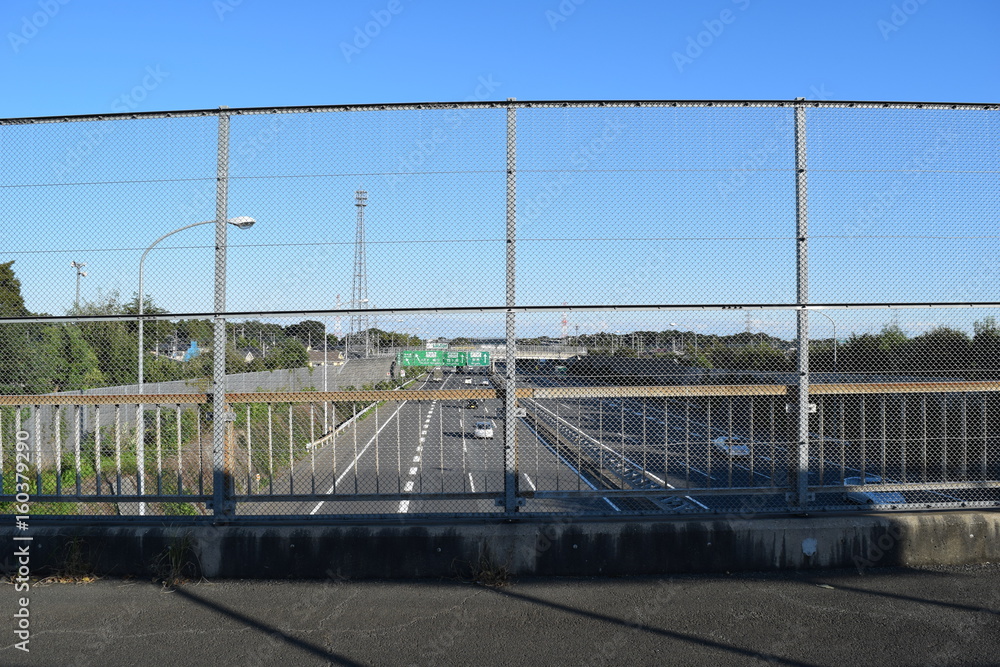 遊歩道の金網フェンス 高速道路への物投げ込み防止用 遊歩道の金網フェンス 高速道路への物投げ込み防止用