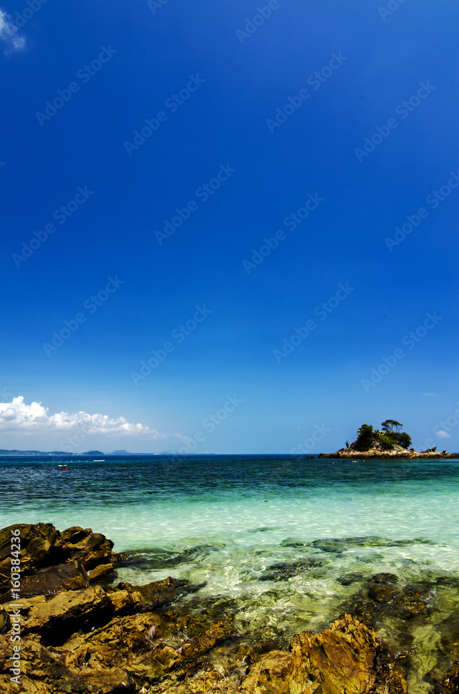 Fototapeta premium Hidden beauty of Kapas Island located in Terenganu, Malaysia at sunny day. blue sky and clear sea water.