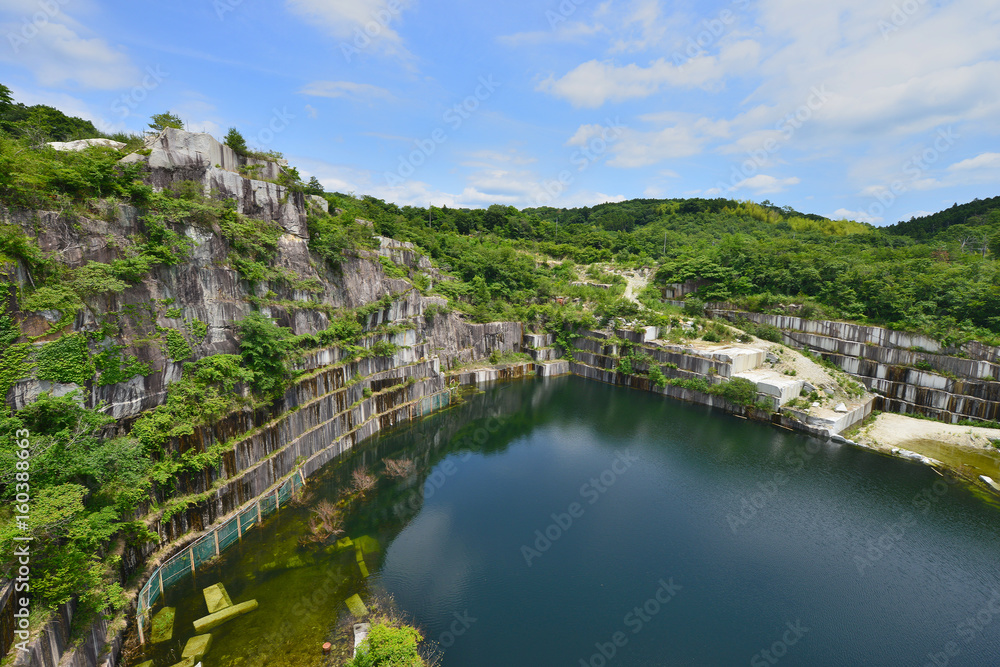 Fototapeta premium 石切山脈 茨城県笠間市の稲田石採石場の絶景