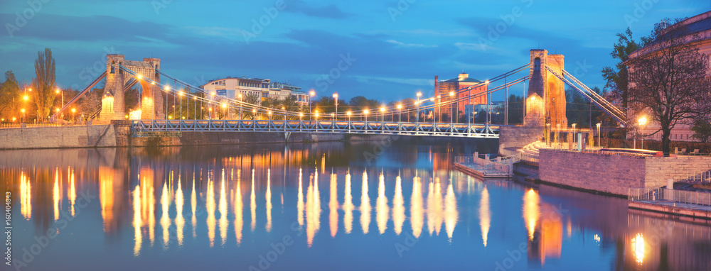 Fototapeta Wrocław, Polska-Panorama zabytkowej i zabytkowej części starego miasta, Most Grunwaldzki na Odrze. Odcień koloru Vintage